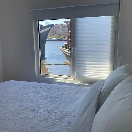 Tiny Houseboat B&B On The Amstel River Amsterdam Exterior photo
